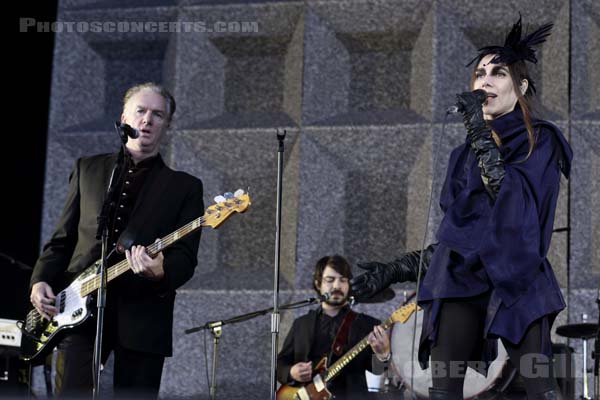 PJ HARVEY - 2016-07-03 - HEROUVILLE SAINT CLAIR - Chateau de Beauregard - Scene Beauregard - 